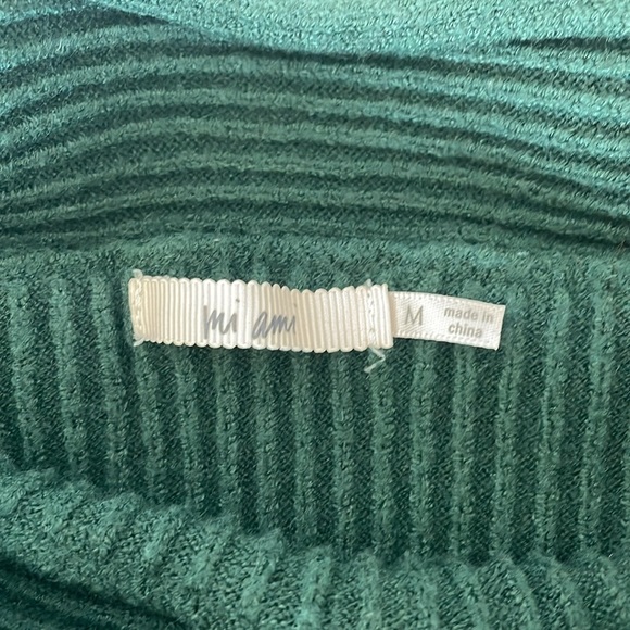 Off the shoulder forest green sweater size M - Picture 3 of 4